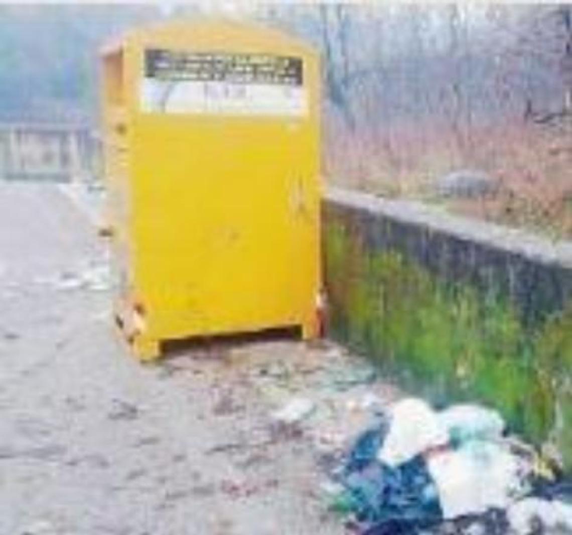 L'inciviltà dilaga: cassonetti per abiti usati circondati dai rifiuti