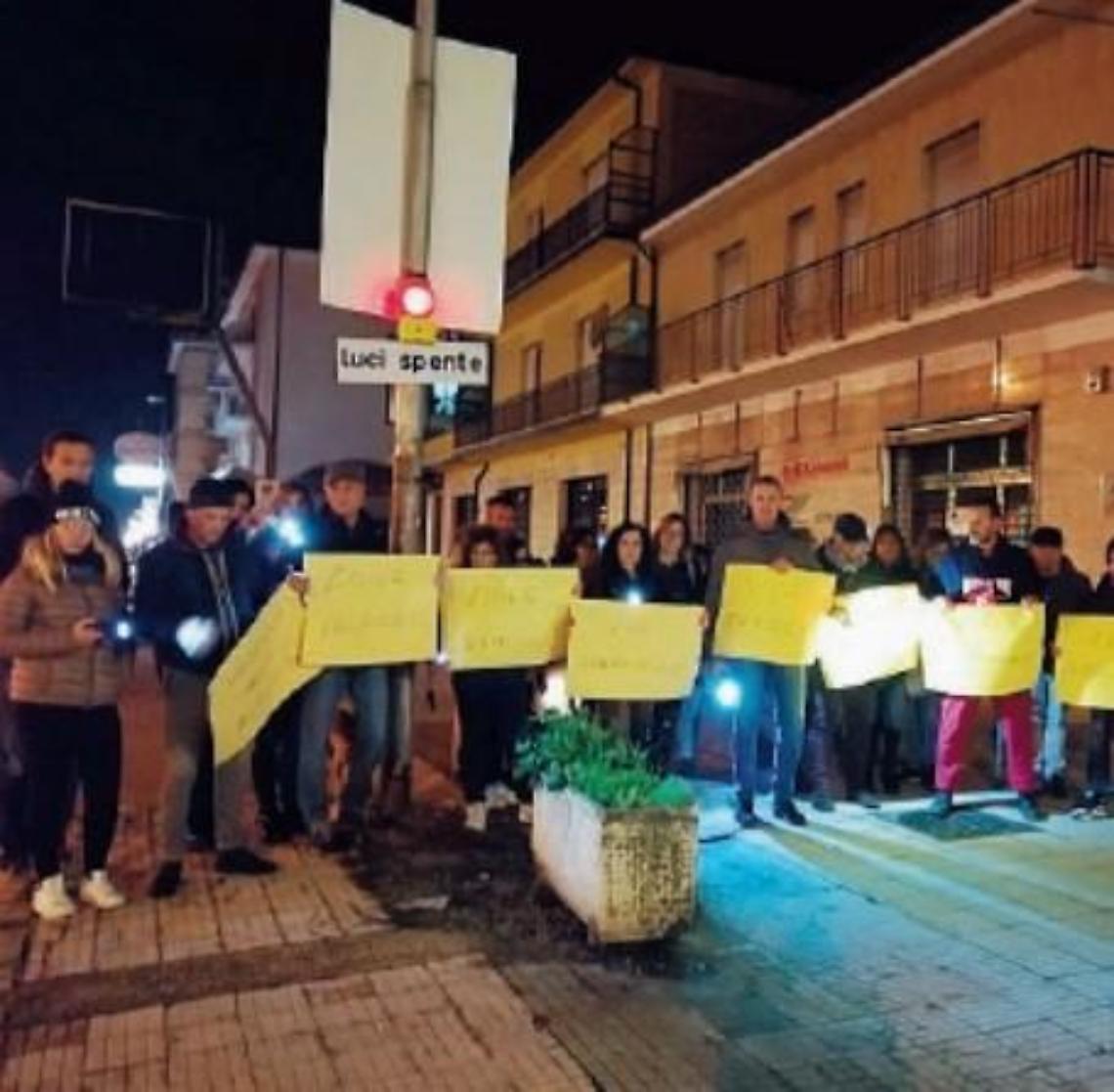 Lampioni ko in molte zone, si corre ai ripari: affidata la manutenzione