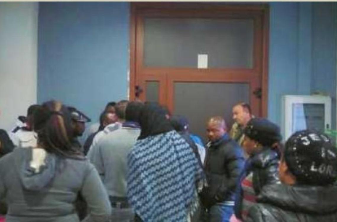 Troppi immigrati vicino le scuole: i genitori chiedono controlli. Paura per le ragazze