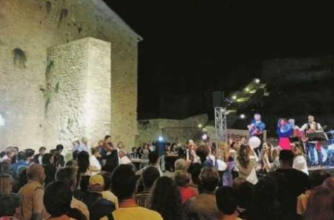"Cantine Aperte" stasera in piazza. Musica popolare a suon di pizzica
