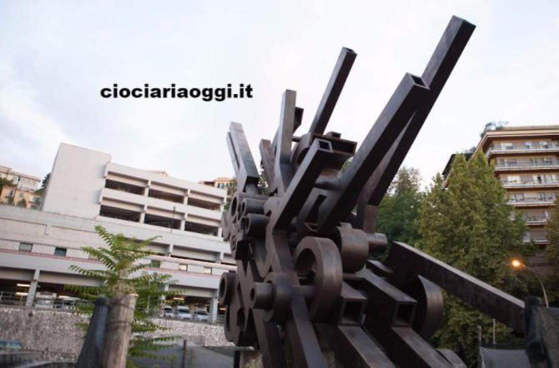 Storia del “Monumento ai Caduti di tutte le guerre”. Ora chi salverà Mastroianni?