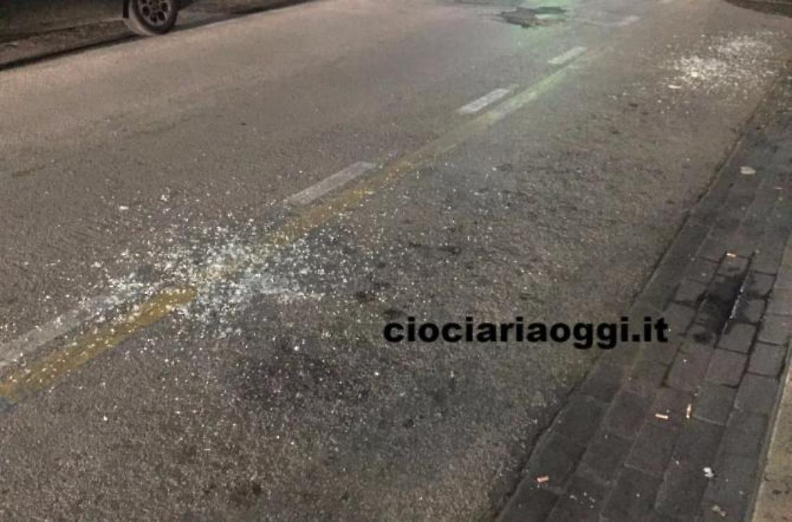 Lo pestano per il posto disabili. Poi sfondano l'ambulanza