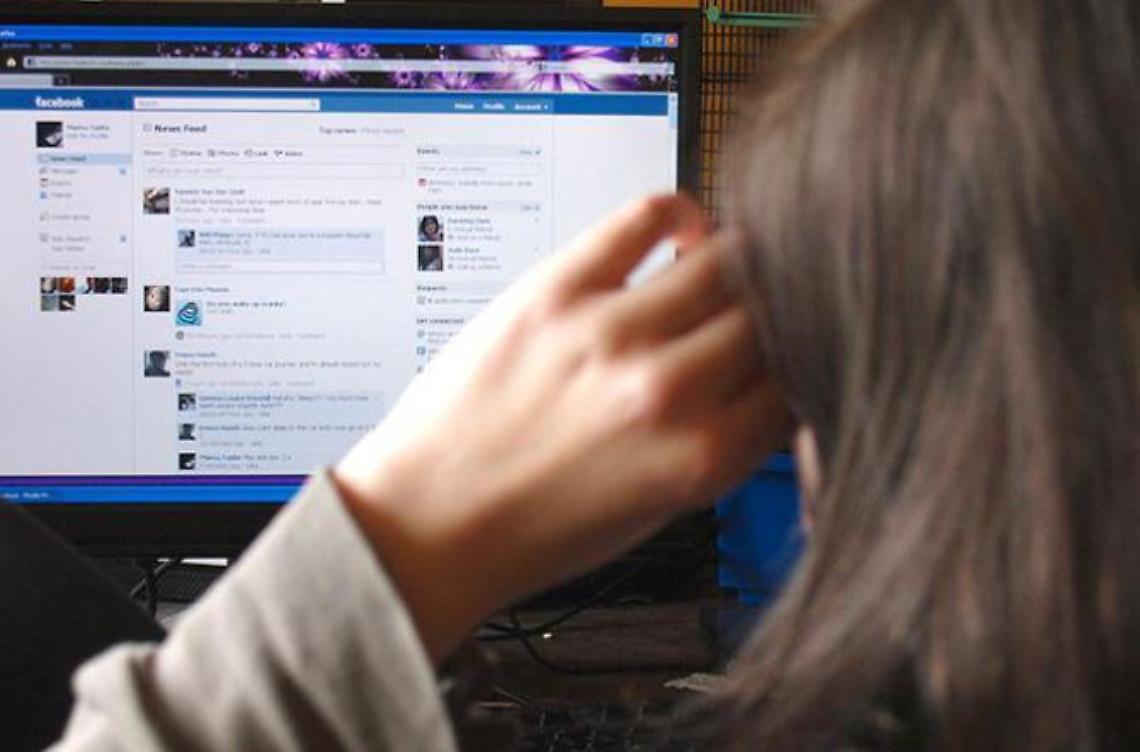 Pubblica foto osé della ex su Facebook