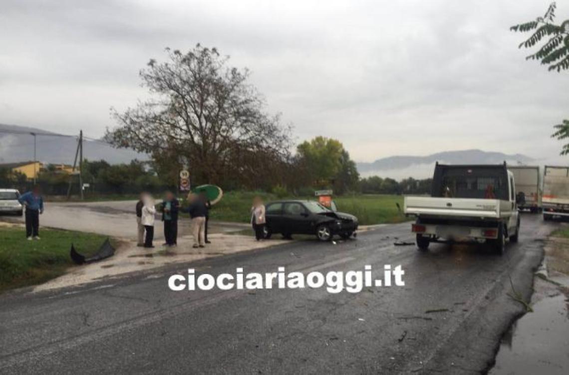 Incidente stradale in via Casilina. Ferita un'anziana