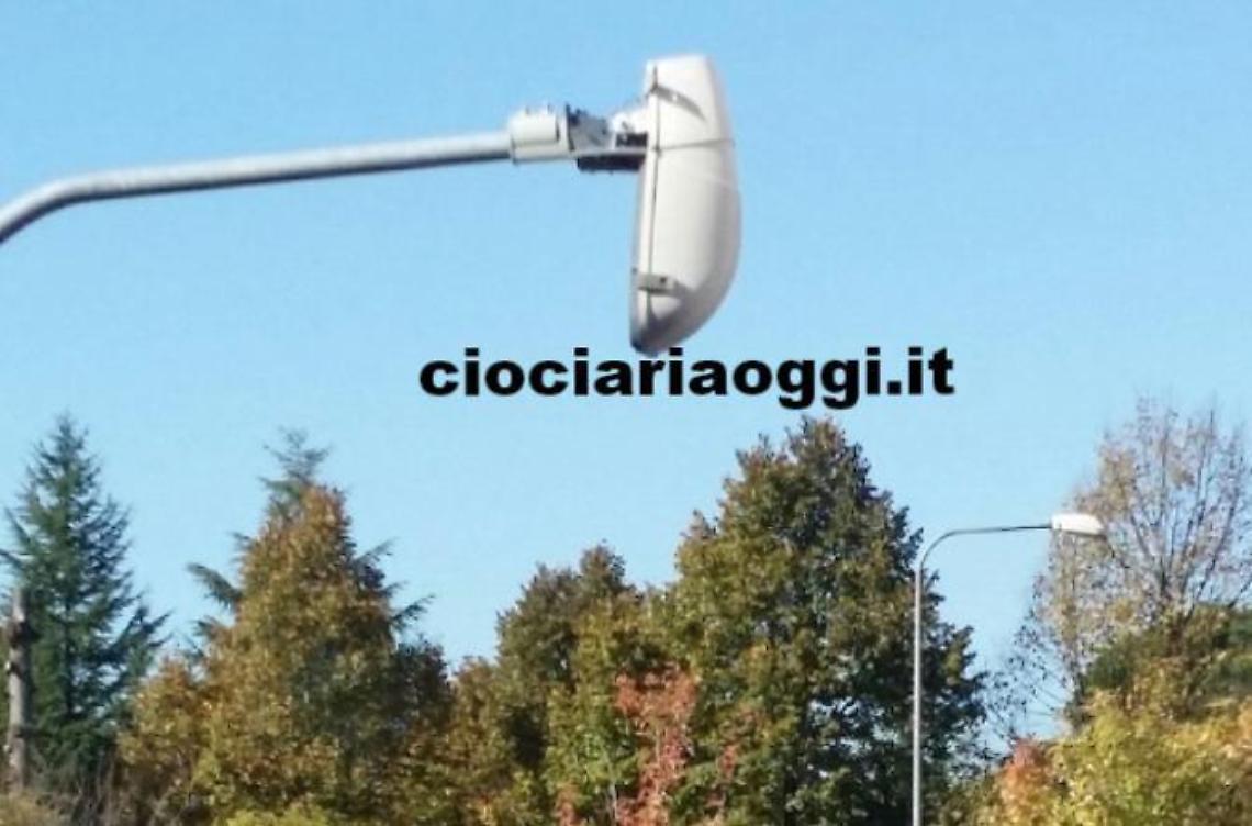 [FOTO] Lampione pericolante nei pressi dell'ospedale di Frosinone