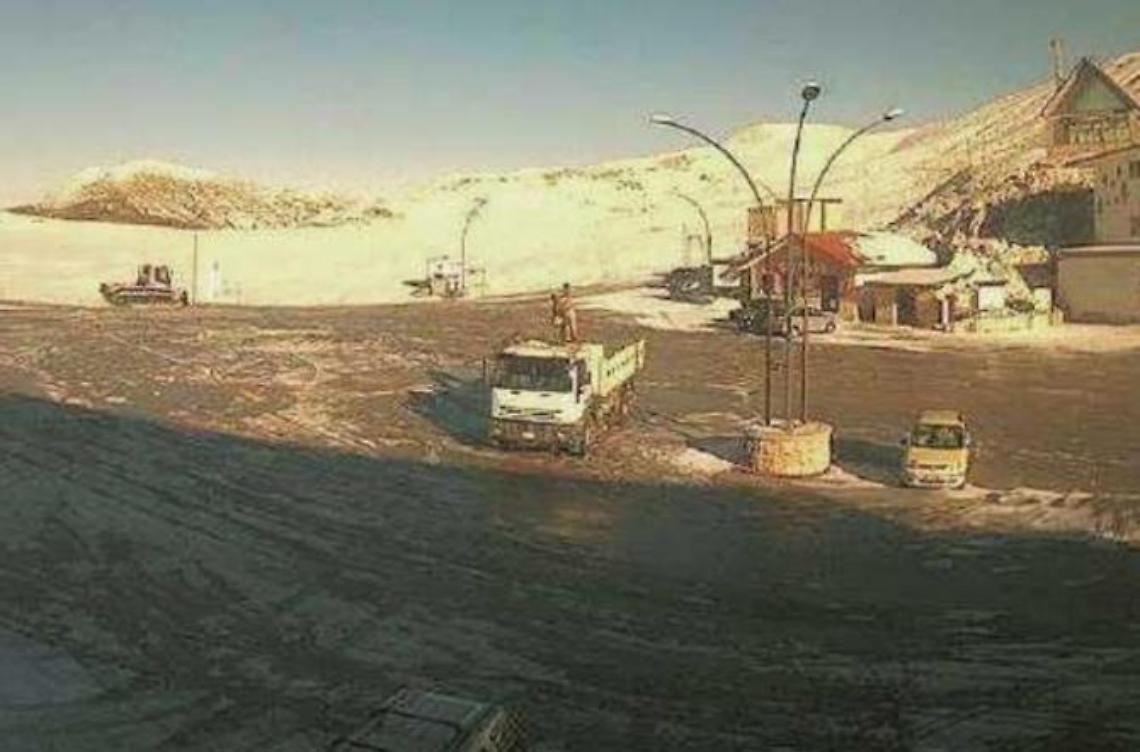 La prima neve imbianca il piazzale: nessun mezzo in azione e auto bloccate