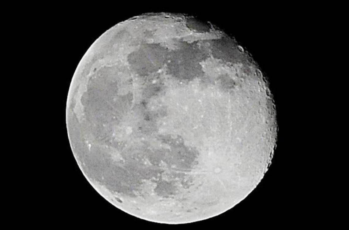 Tutti con il naso rivolto all'insù. C'è la Superluna: apparirà più grande e brillante