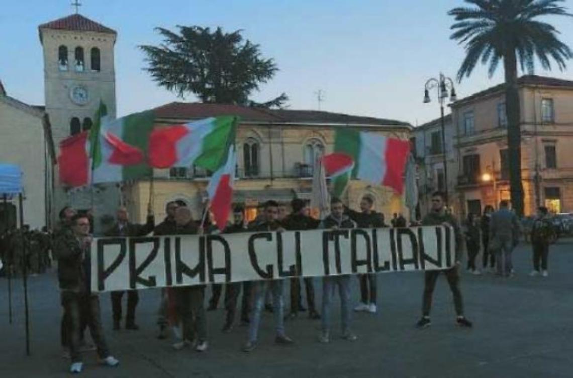 In piazza per manifestare contro l'ondata di profughi