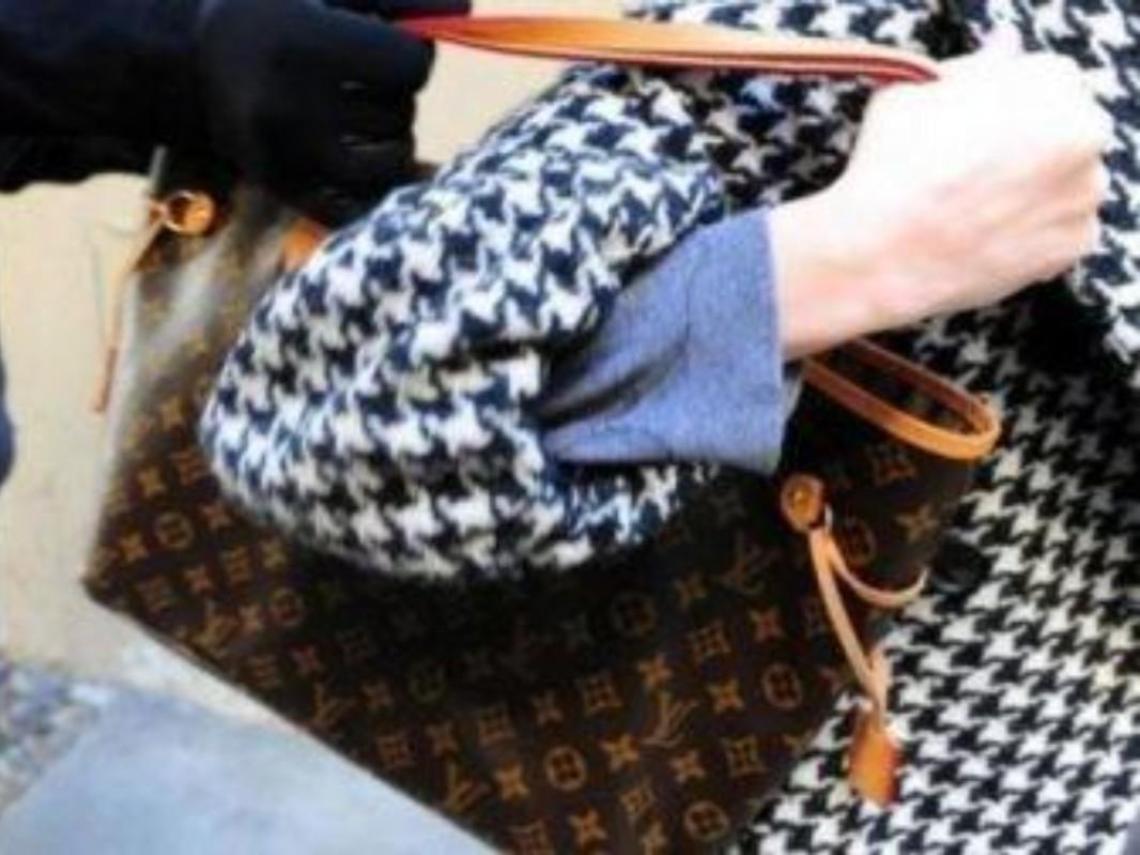 Le ruba la borsa e la trascina con l'auto: 70enne ferita e 38enne nei guai