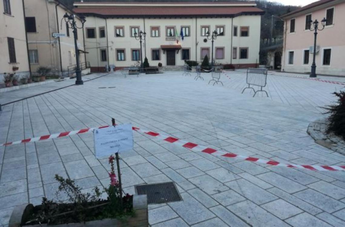 Piazza chiusa ai pedoni per colpa del gelo