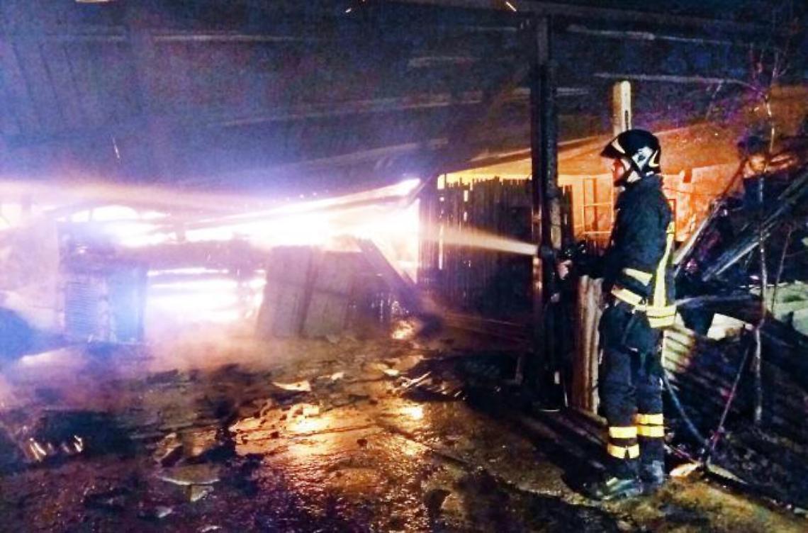 Capannone edile a fuoco, è attentato