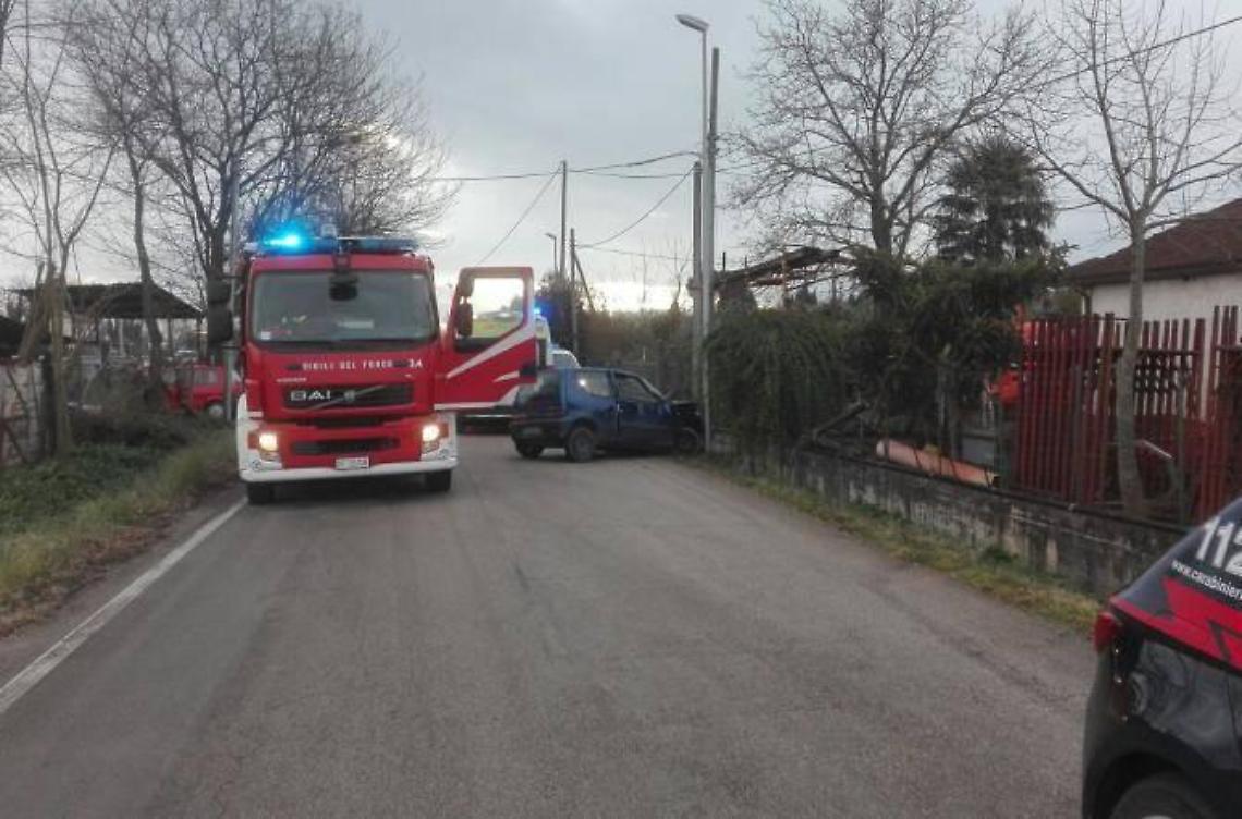 Auto contro muro di recinzione: ragazzo incastrato tra le lamiere, ricoverato in ospedale