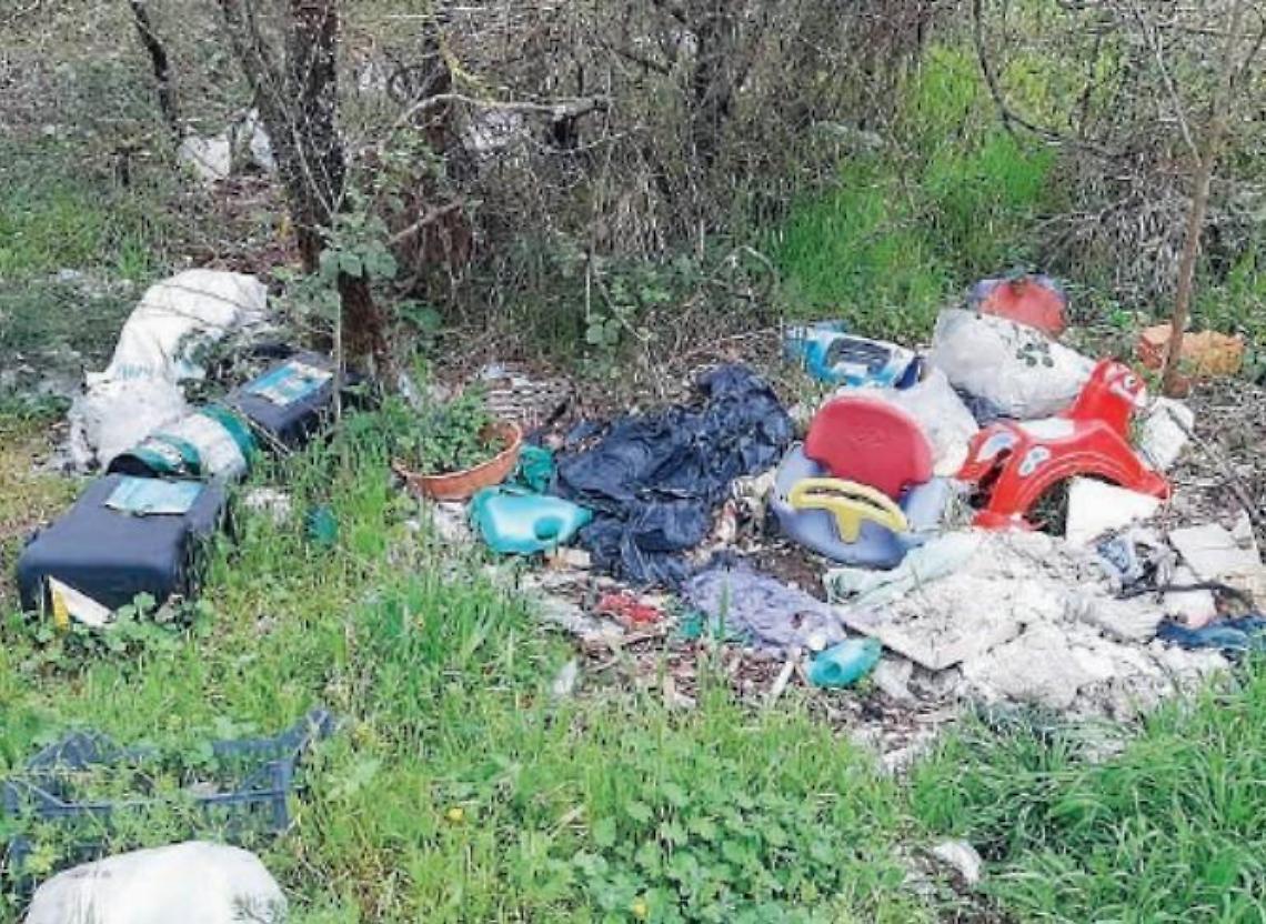 Spunta l'ennesima discarica a cielo aperto: gli incivili abbandonano di tutto