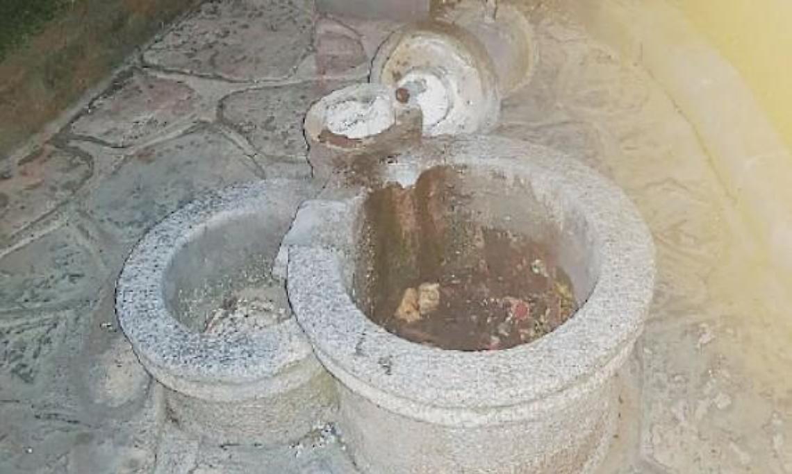 Il lockdown non ferma i vandali: distrutta la fontanella in piazza San Giovanni