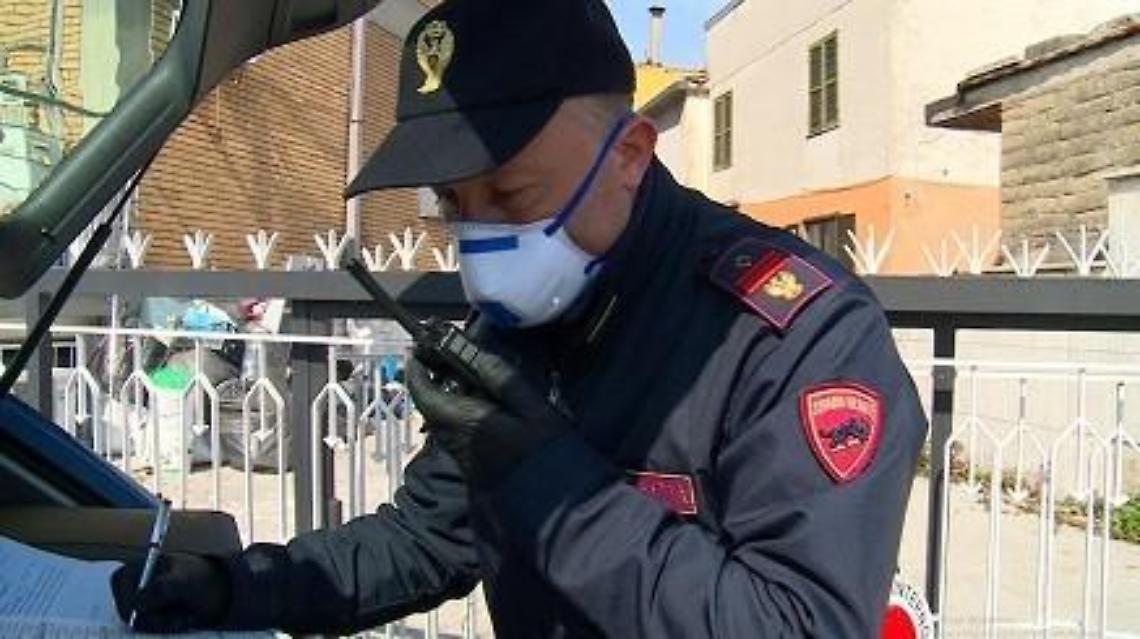 Cerca di colpire un poliziotto alla testa con una bottiglia: giovane straniero arrestato