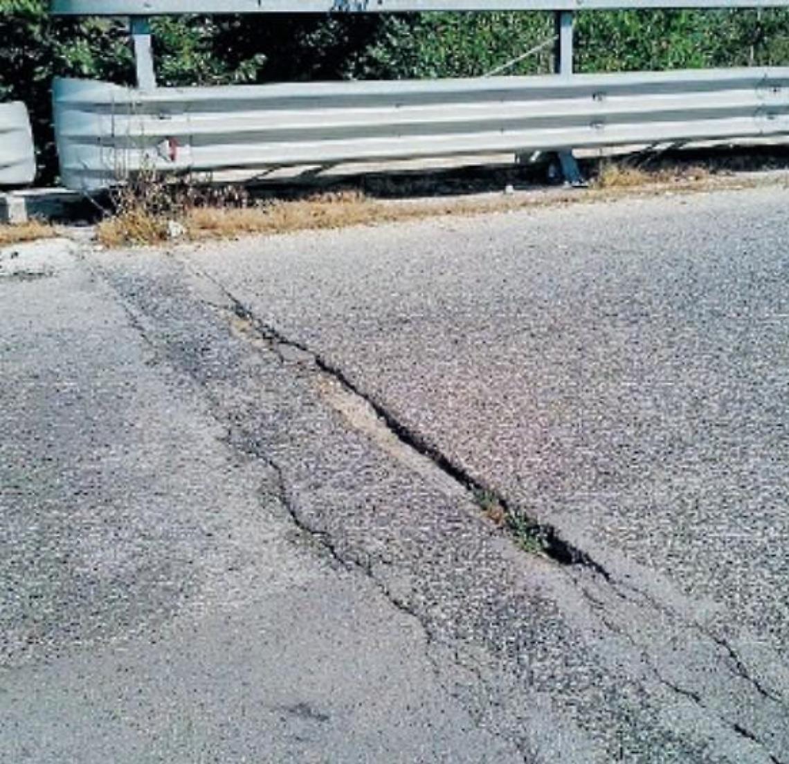 La bretella che collega alla superstrada è impercorribile: pericoli e danni