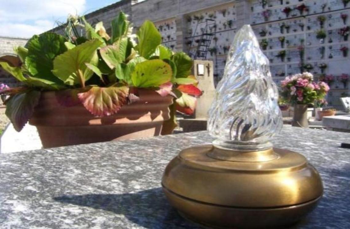 Ladri profanatori in azione al cimitero: la rabbia corre sui social