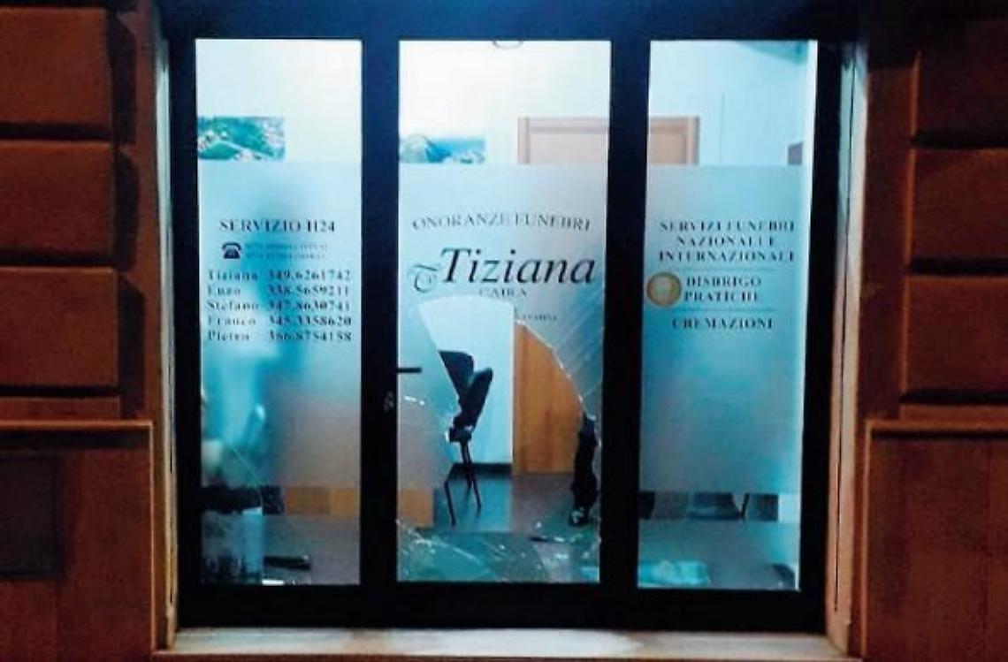 Vandali in azione con il coprifuoco: vetrine in frantumi, due episodi in pochi giorni