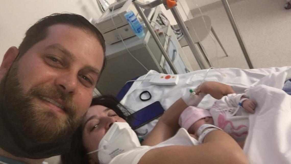 Nicole nasce sei anni dopo l'ultimo bambino nato: comunità in festa