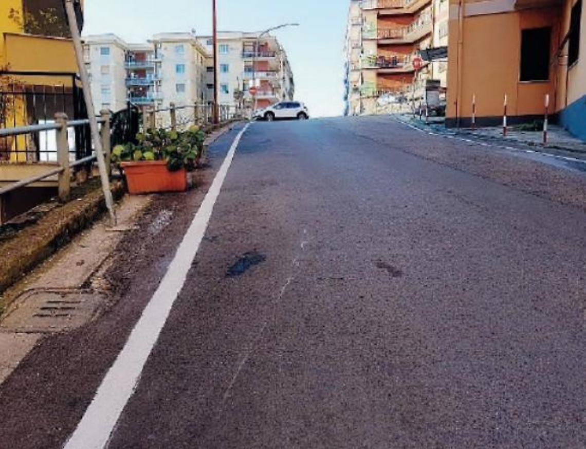 La rivolta dei parcheggi, residenti su tutte le furie: in via Lecce alta tensione