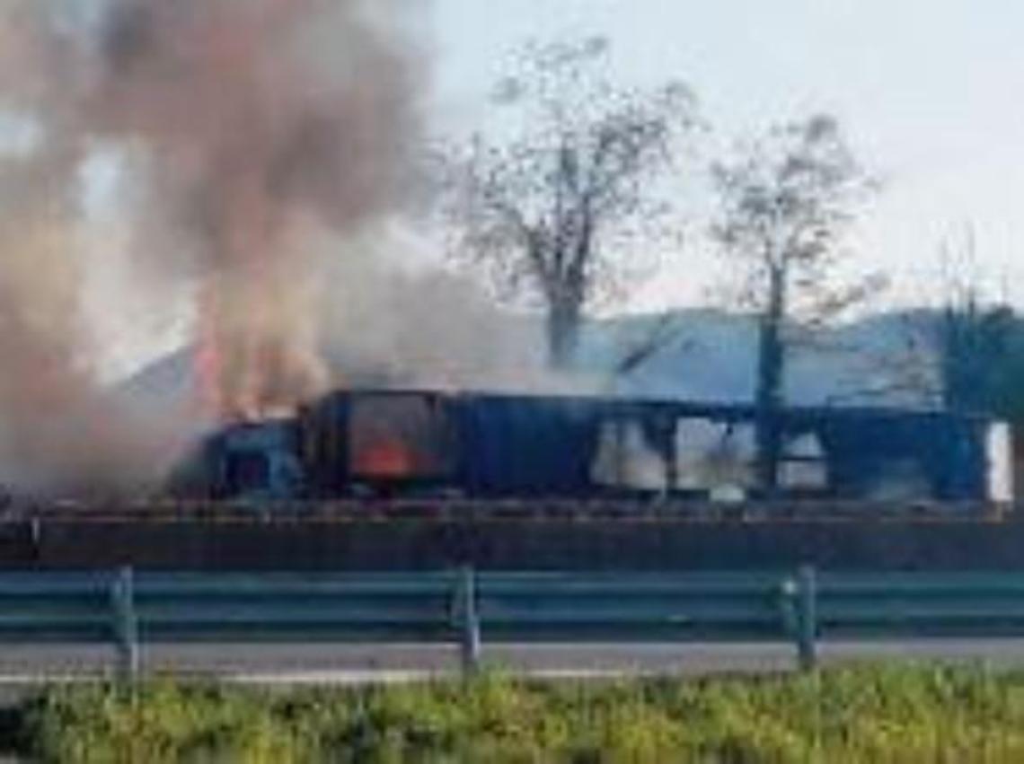 Camion prende fuoco sull'autostrada: momenti di paura e traffico in tilt