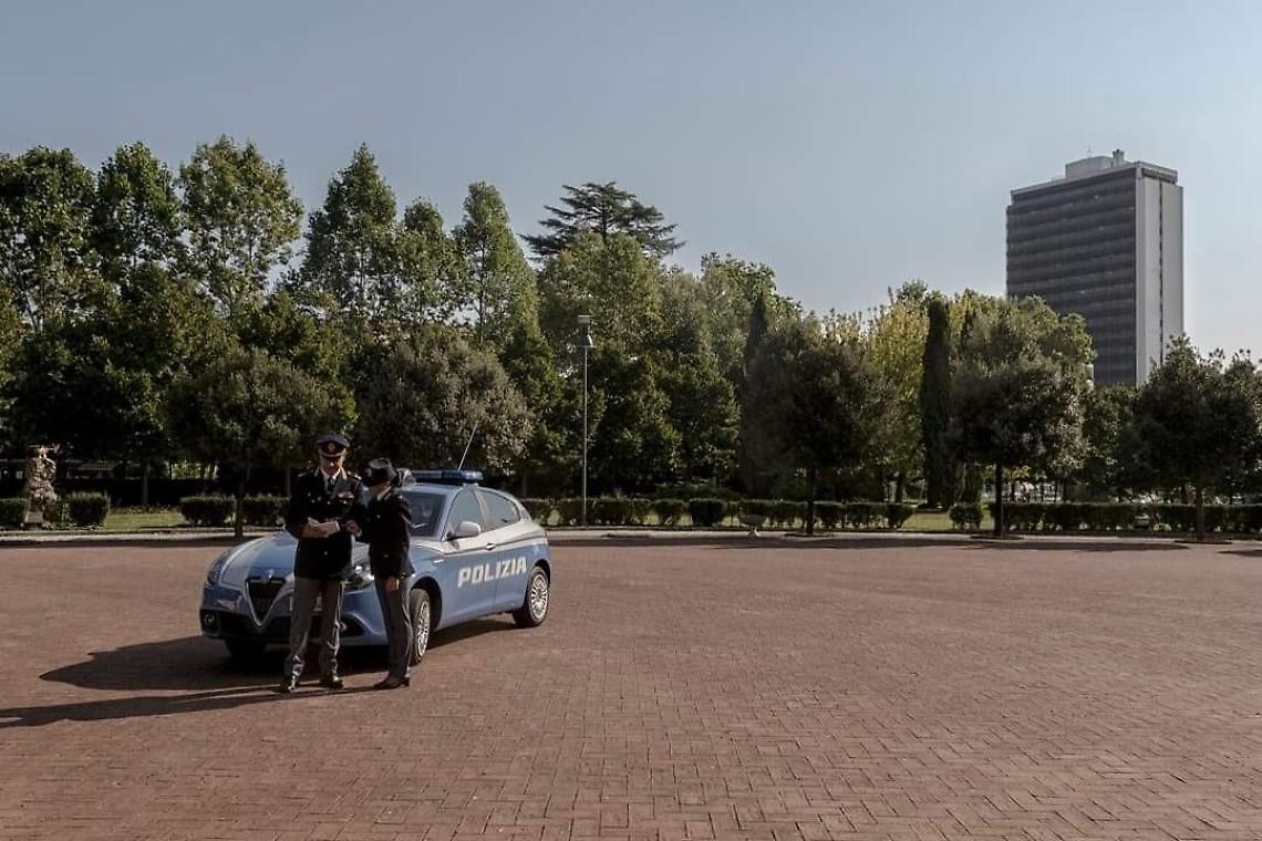Picchia la ex e fugge: rintracciato poco dopo con due coltelli