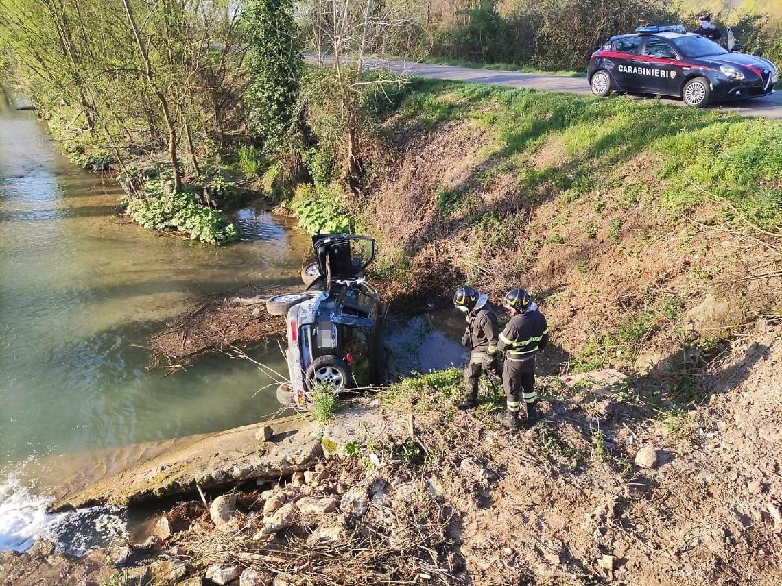 Auto vola nel fiume dopo un incidente: monta la polemica sulla sicurezza della strada