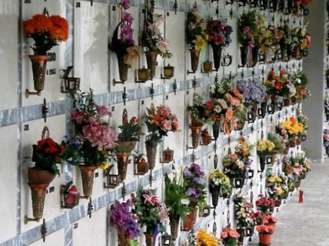 Furti al cimitero, ad una mamma rubati i ricordi del figlio. Il sindaco: "E' uno schifo"