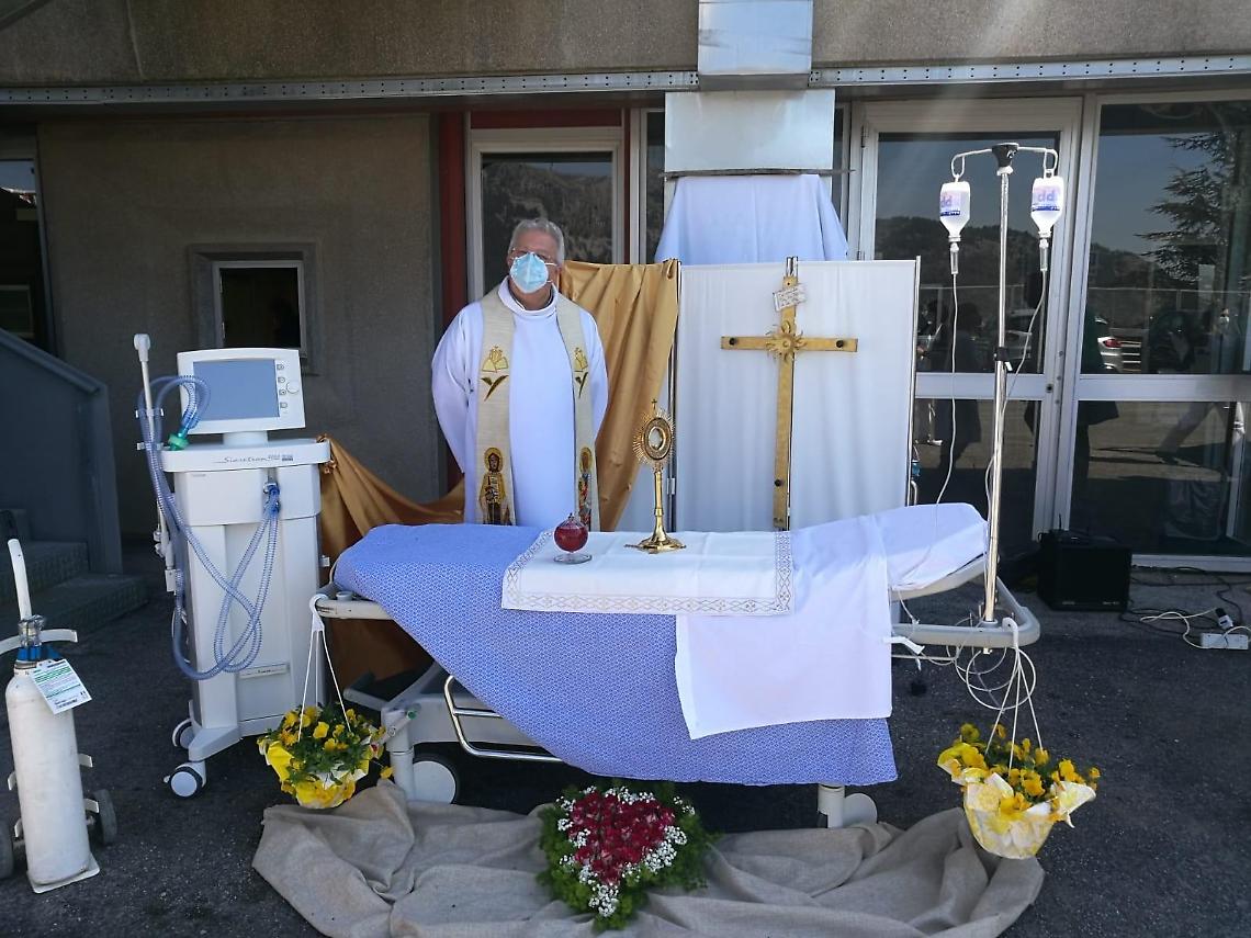 L'altare del malato all'ospedale Santissima Trinità: il conforto