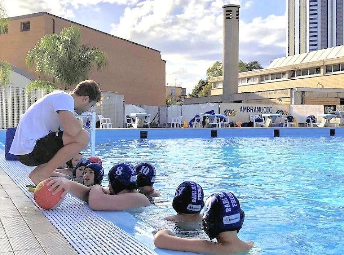 Coach Ceccarelli e i futuri campioni della Rari Nantes