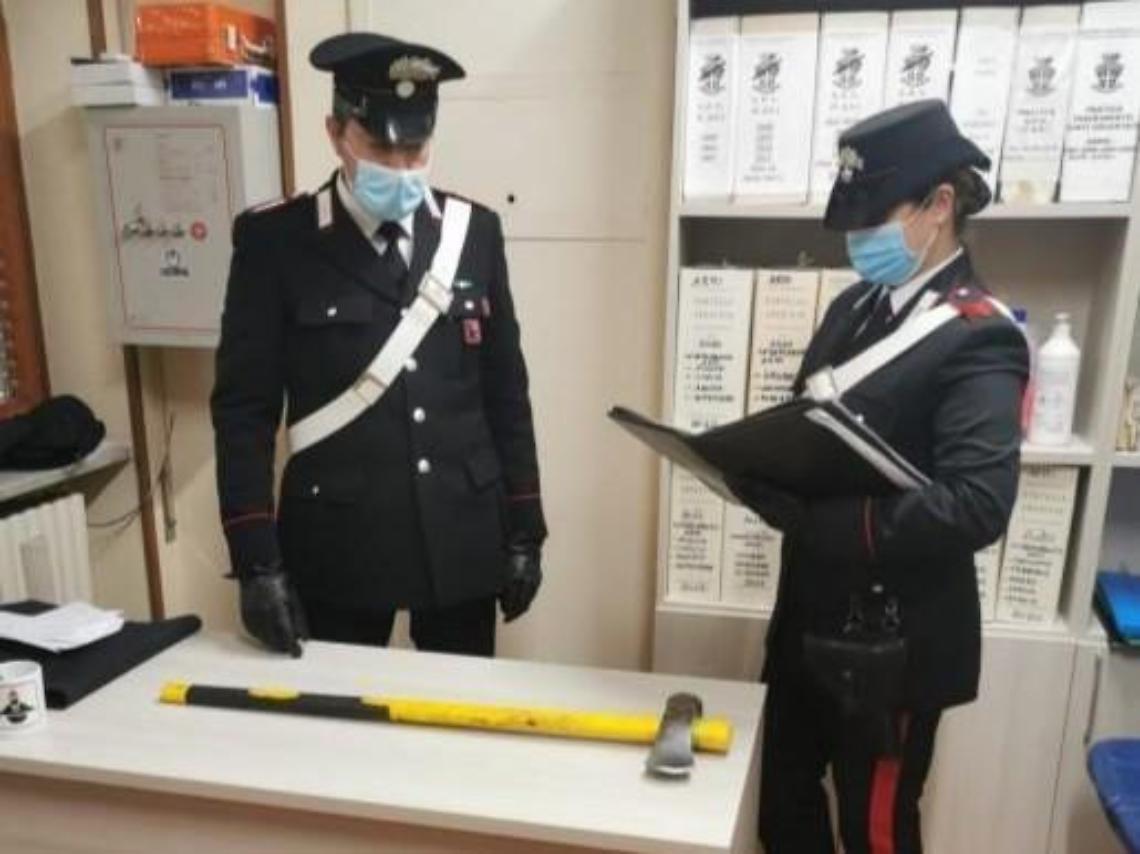 Musica ad alto volume, i vicini chiamano i carabinieri e lui minaccia tutti con un'ascia
