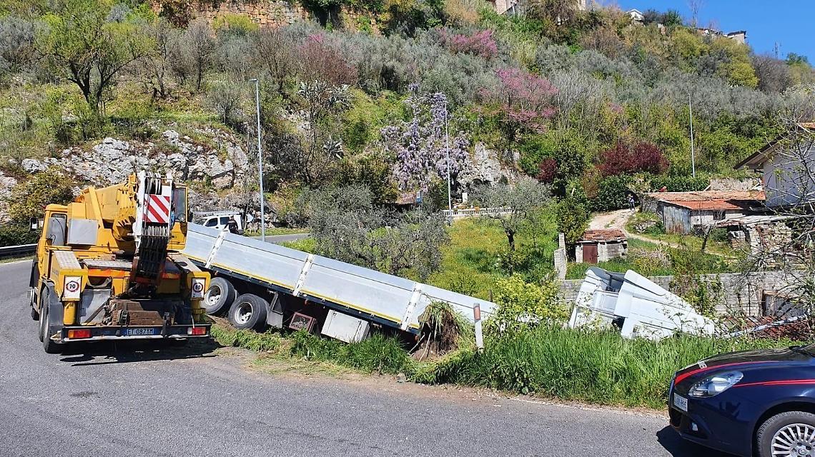 Tir esce fuori strada e finisce in un terreno: autista in ospedale