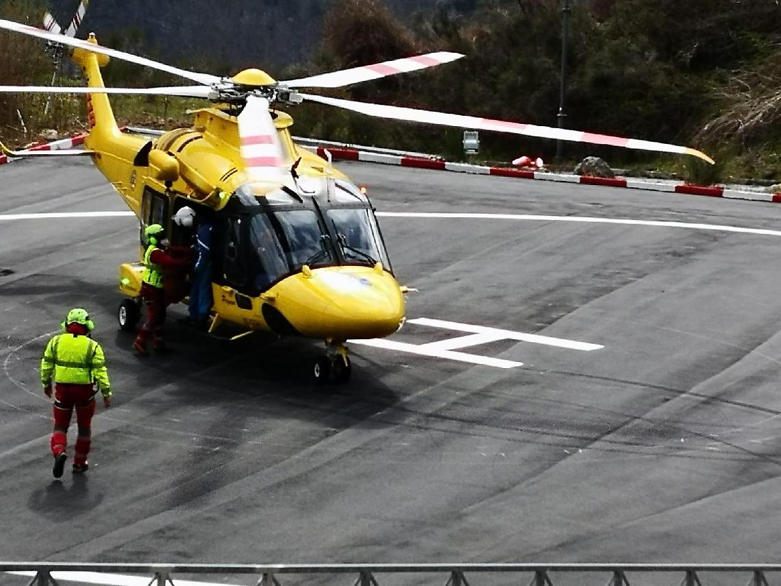 Dramma in montagna: sciatore cade e si frattura una gamba, elitrasportato