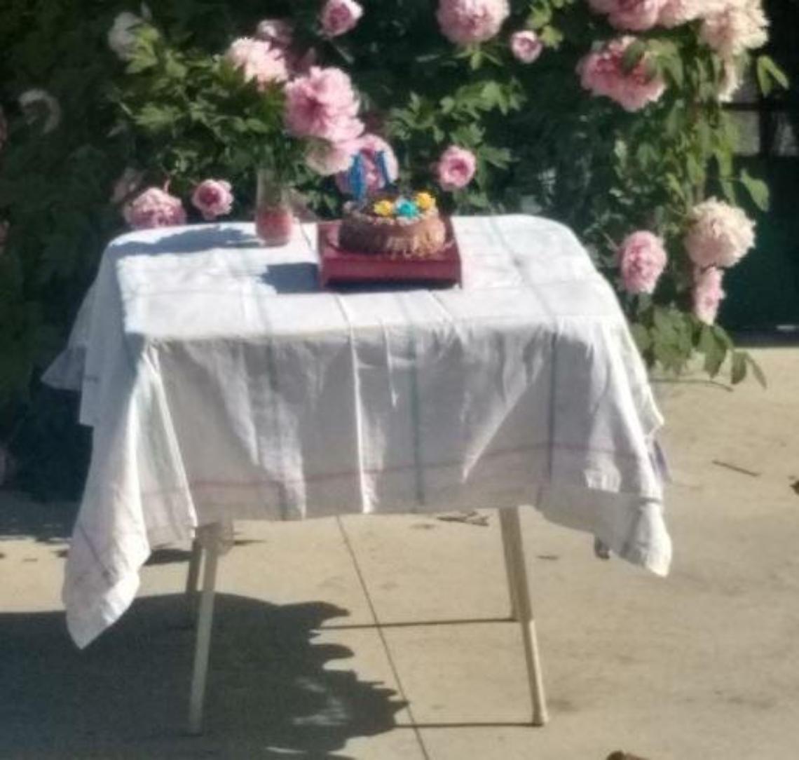 Positivo al Covid, festeggia il compleanno dalla finestra. Gran finale con la torta