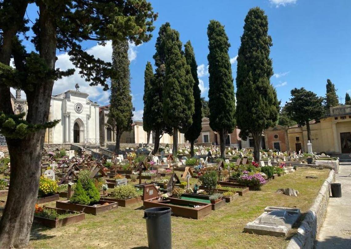 Ladri senza scrupoli, ancora furti al cimitero: ora si chiedono le telecamere