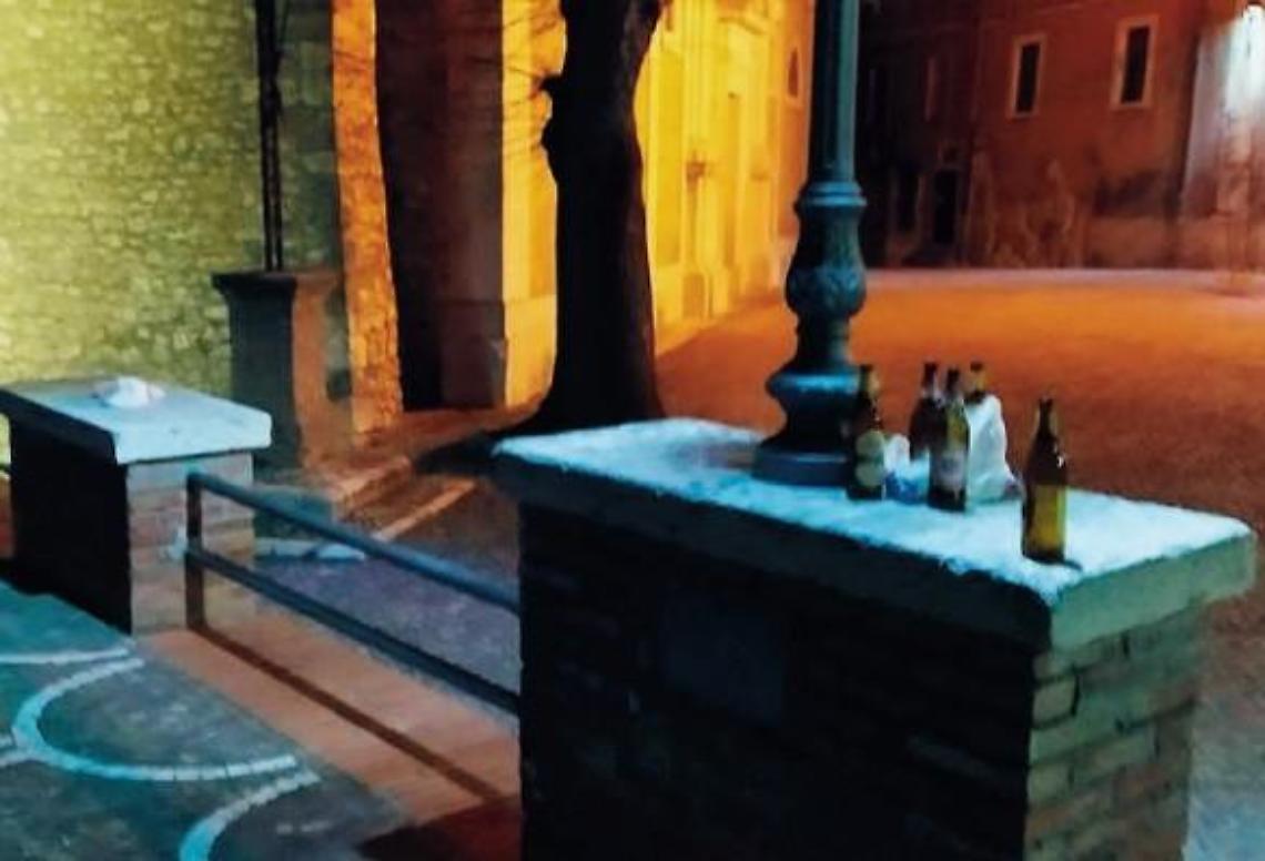 Locali e bar chiusi...Ma in piazza si brinda: troppi gruppi di giovani in giro