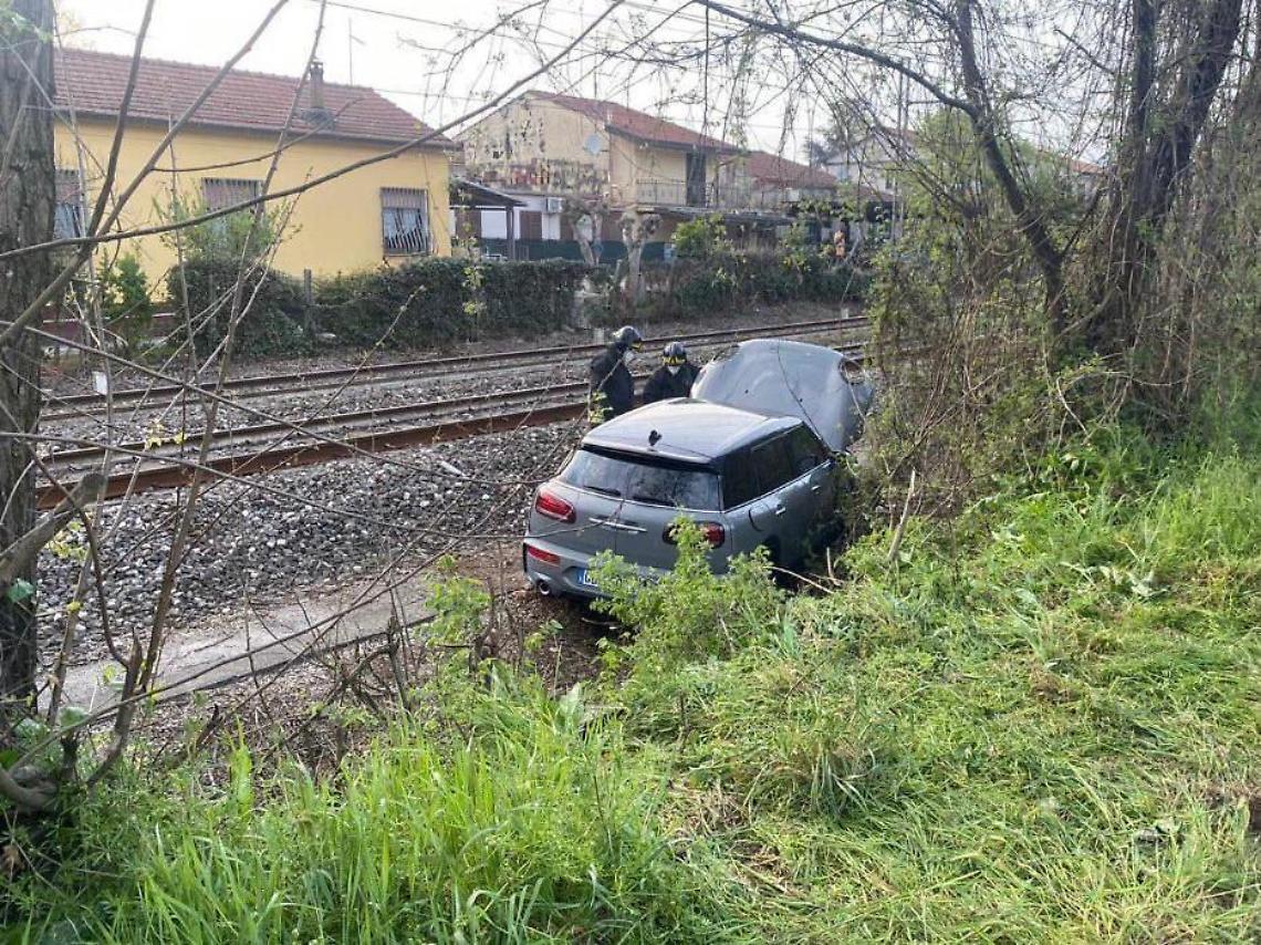 La massacra di botte davanti la figlioletta, poi fugge. Ma si schianta sui binari