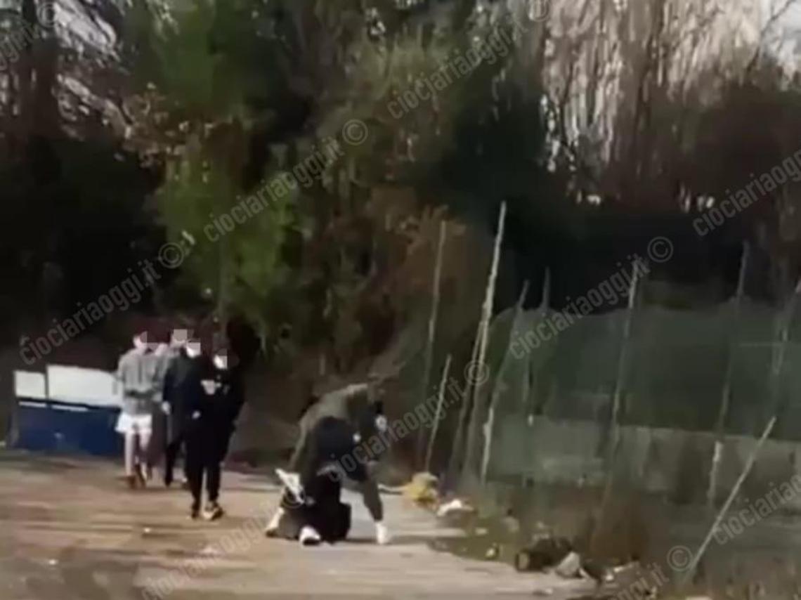Un complimento ad una ragazza scatena la violenza: il pestaggio di un giovane in un video