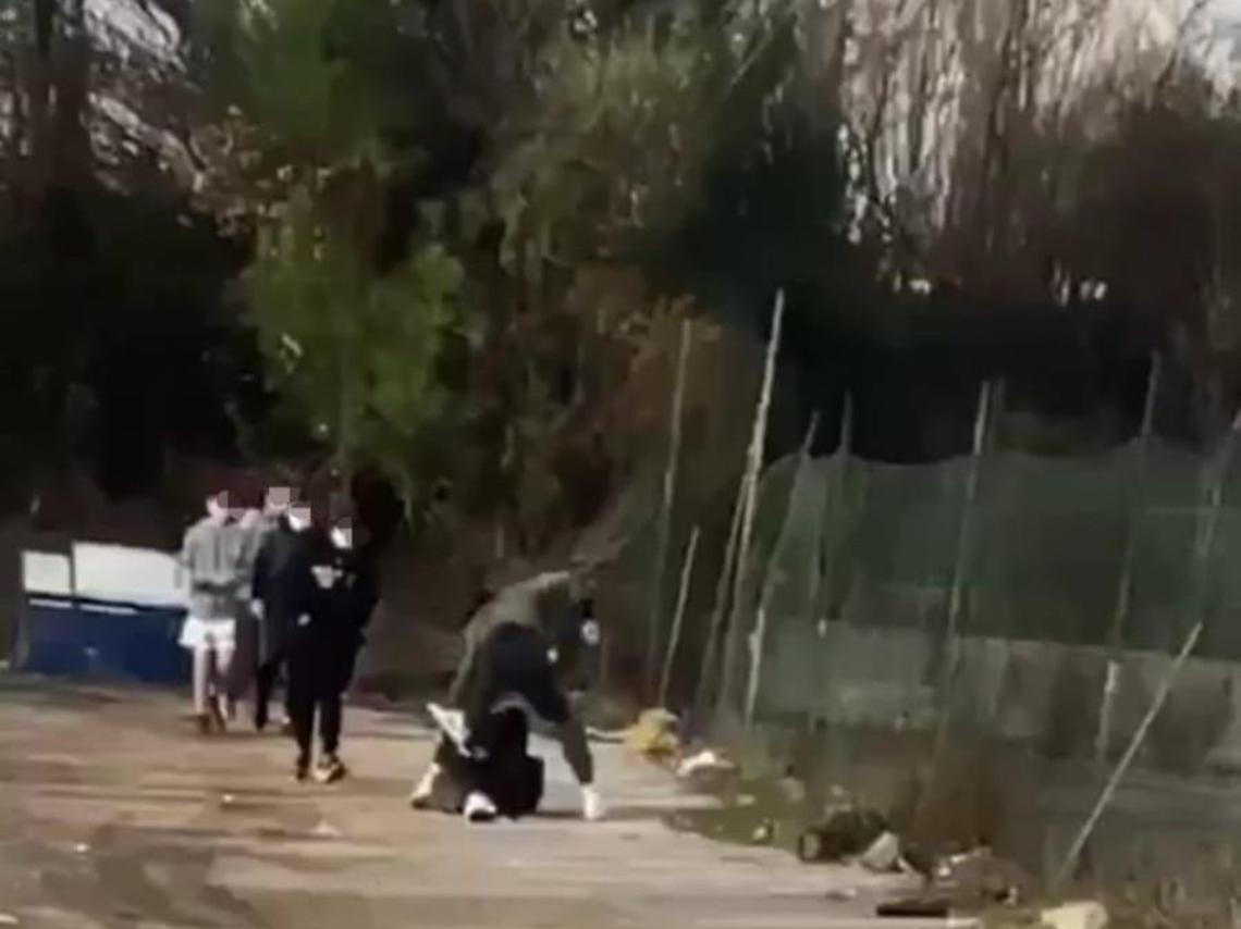 Minorenne pestato per un complimento sui social: sdegno e condanna per il gesto