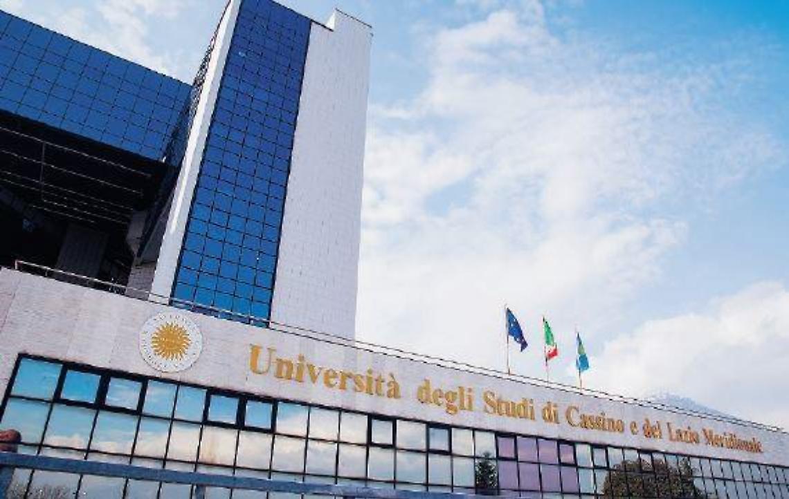 Bacio "rubato" a una studentessa. E non solo: spuntano angherie e punizioni