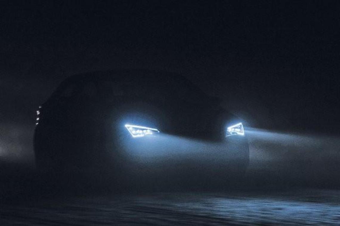 Al ritorno da lavoro di notte, abbatte un albero con l'auto: la disavventura