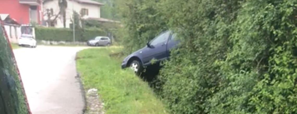 Fa marcia indietro ma va troppo...indietro: una disavventura tra pioggia e spavento
