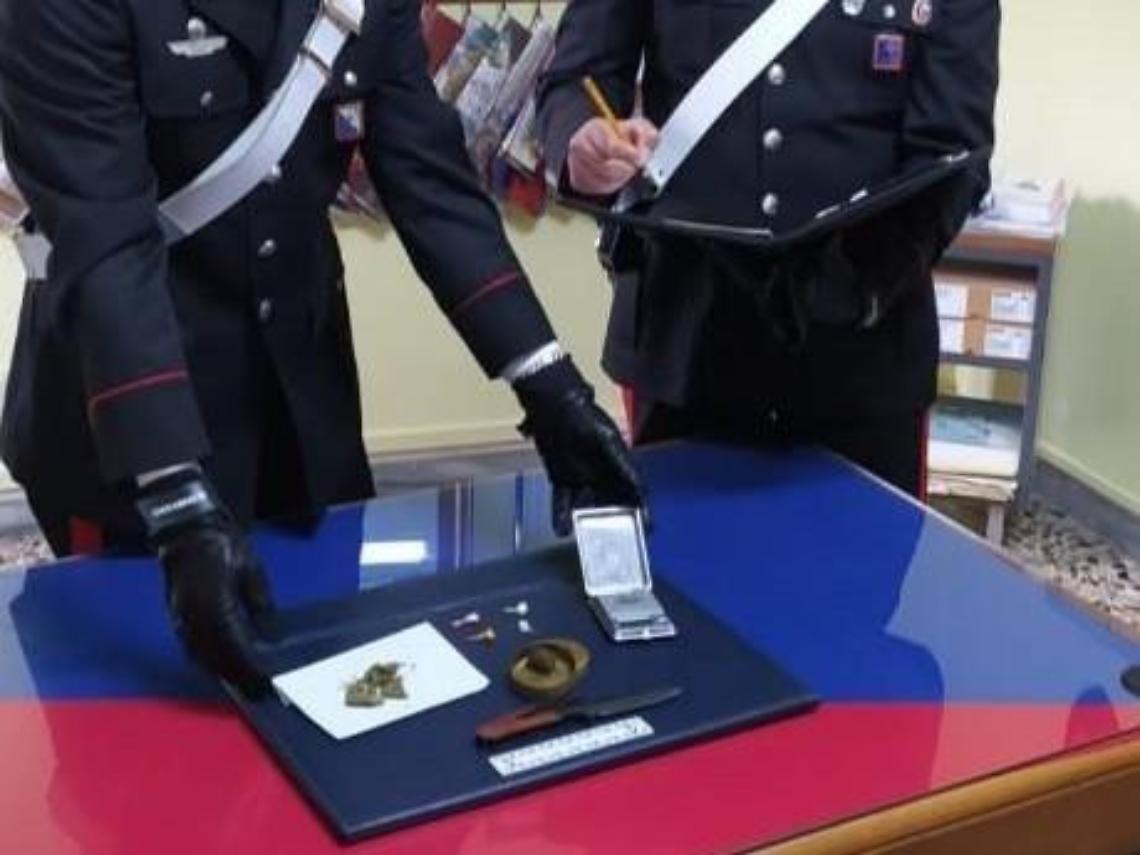 In viaggio con la cocaina e un coltello a serramanico: 49enne nei guai