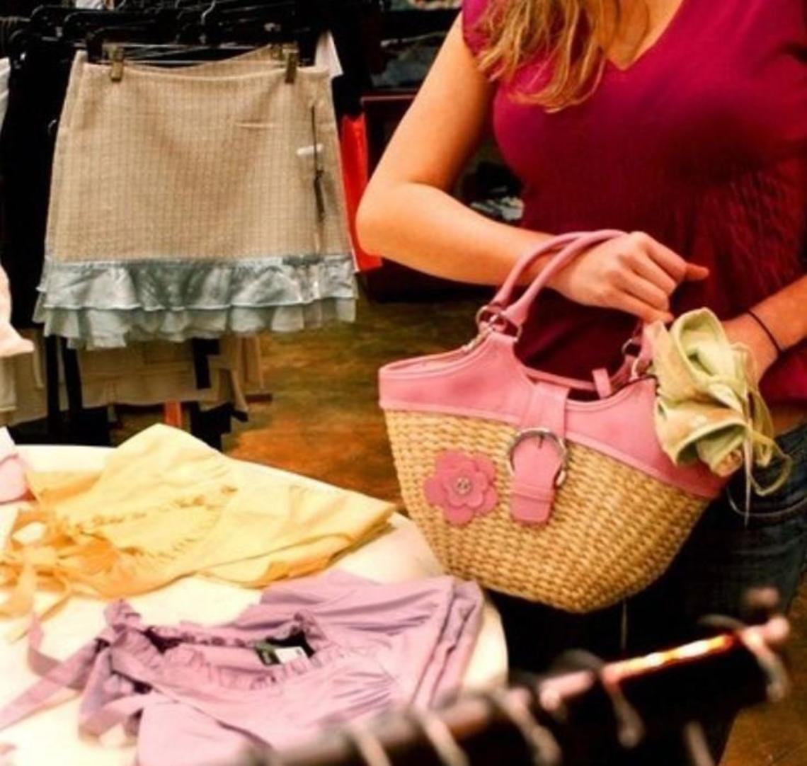 Ladre amanti della moda in azione nel centro commerciale: due sorelle in manette