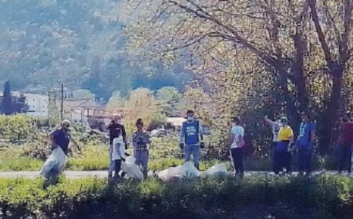 Lungofiume invaso da rifiuti di ogni genere: Quis Contra Nos ripulisce l'area