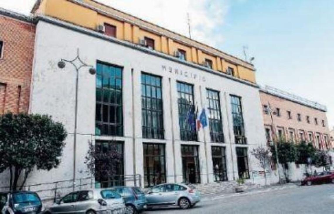 Ausiliare del traffico trova seicento euro in piazza. E li restituisce