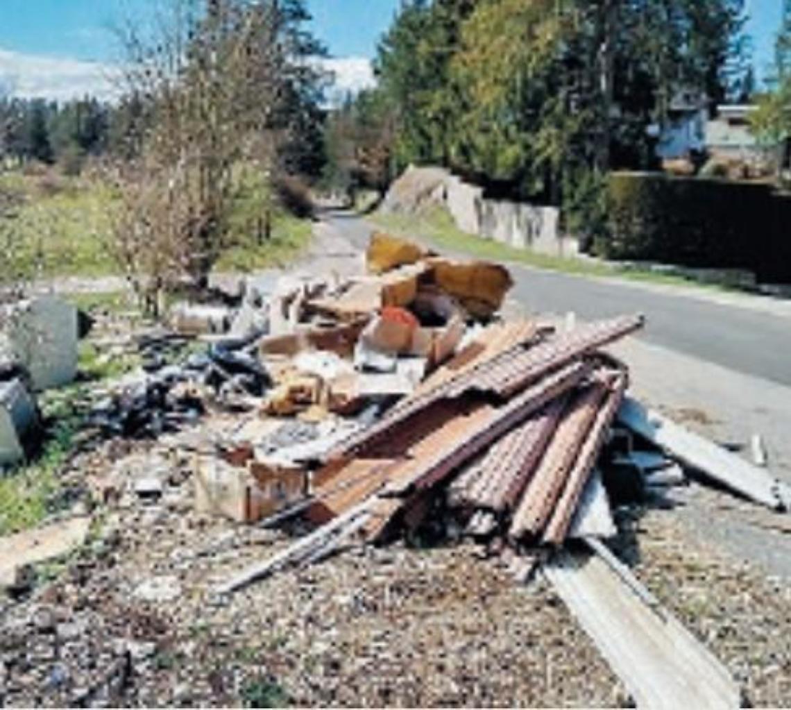 Spunta l'ennesima discarica abusiva: abbandonati scarti di un cantiere