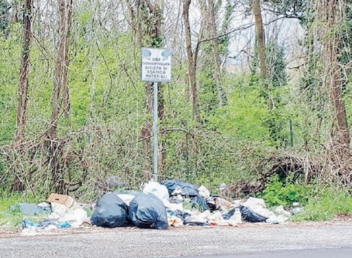 Ennesima discarica abusiva sull'Anticolana: abbandonati rifiuti di ogni genere