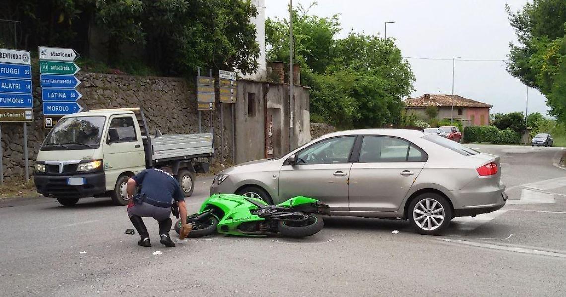 Violento scontro all'incrocio tra auto e moto: giovane resta ferito