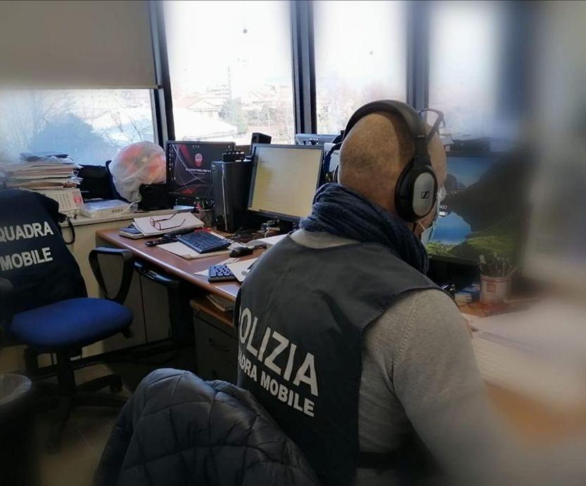 Botte alla compagna anche davanti alla figlioletta di due anni: l'incubo di una mamma